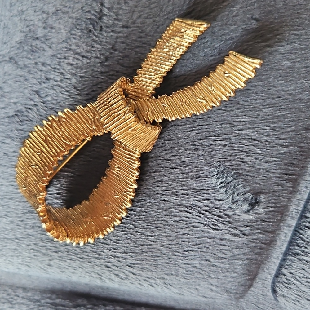 Ciner Signed Vintage Gold Textured Ribbon Brooch Authentic